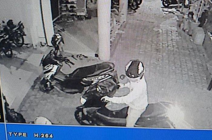 Rekaman CCTV aksi komplotan maling gasak Yamaha NMAX dan Honda BeAT milik polisi