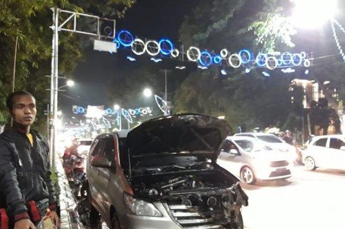 Toyota Kijang Innova bernopol D 1623 ABQ yang terbakar di Jalan Pemuda Semarang, Jawa Tengah