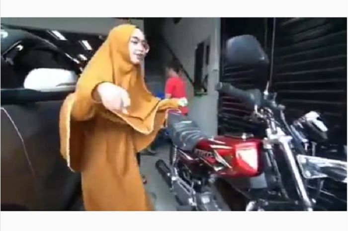 Reaksi Ria Ricis saat melihat Yamaha RX-King 0 km.