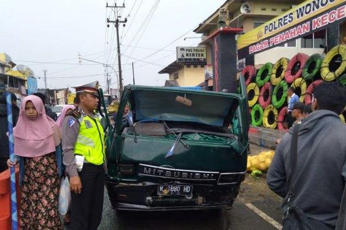 Mitsubishi L300 Tabrak Benteng Takeshi Kertek Wonosobo