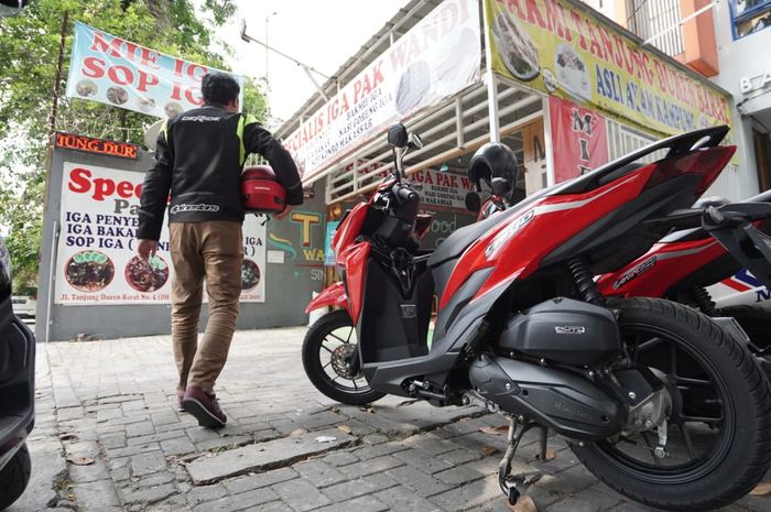 Praktisnya berburu makan siang pakai motor matik