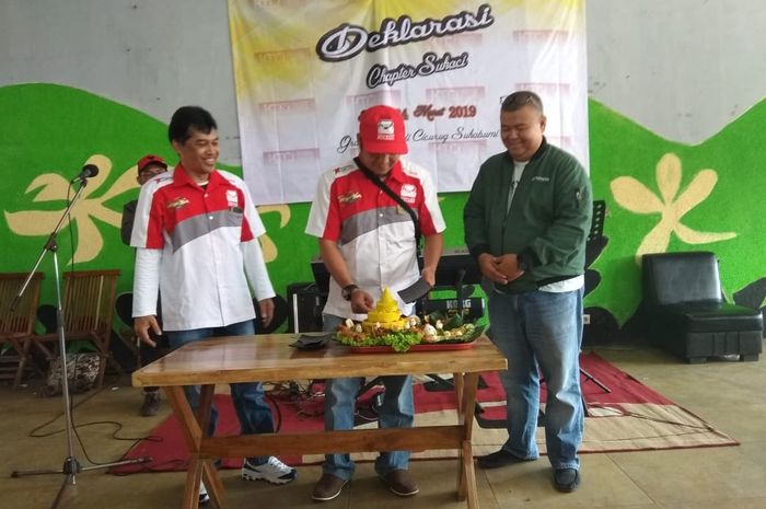 Seremonial potong tumpeng deklarasi KTCI chapter SukaCi