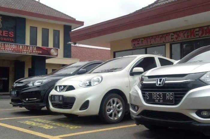 Nissan March, dan dua Honda HR-V diamankan diduga dari kasus Bupati non aktif Mojokerto, Jatim