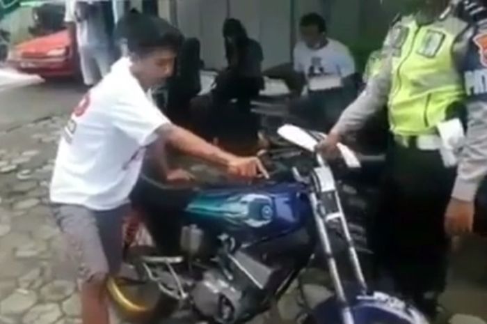 Pengguna knalpot brong ditangkap petugas kepolisian