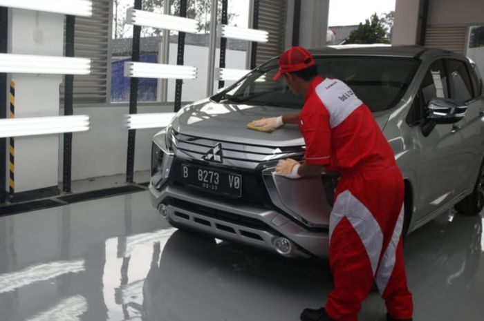 Ilustrasi. Mitsubishi Xpander yang sedang melakukan servis di bengkel resmi.