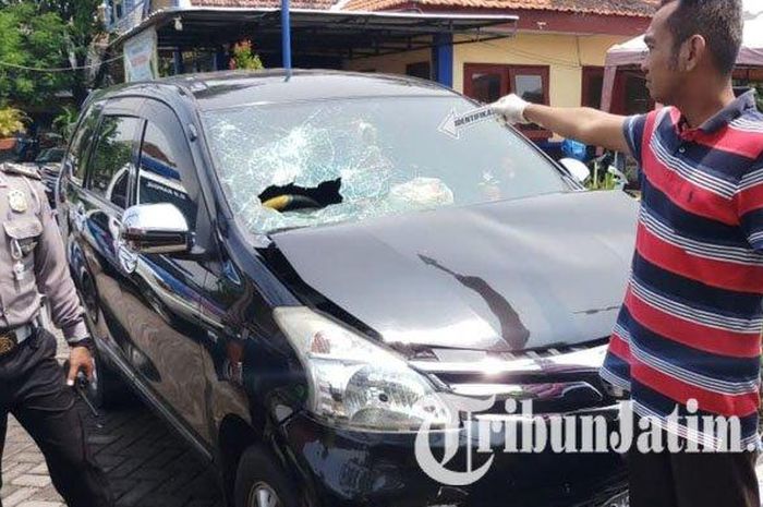 Toyota Avanza pecah kaca dan ringsek, hajar Honda BeAT diparkiran