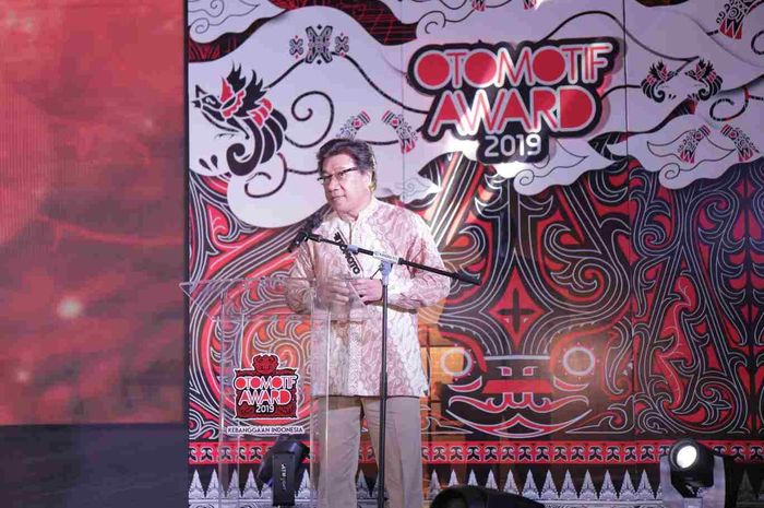 Agustinus Indraputra mewakili Mario S.A yabg berhalangan hadir di OTOMOTIF Award 2019