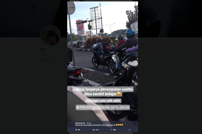 Viral anak SMA belajar di lampu merah