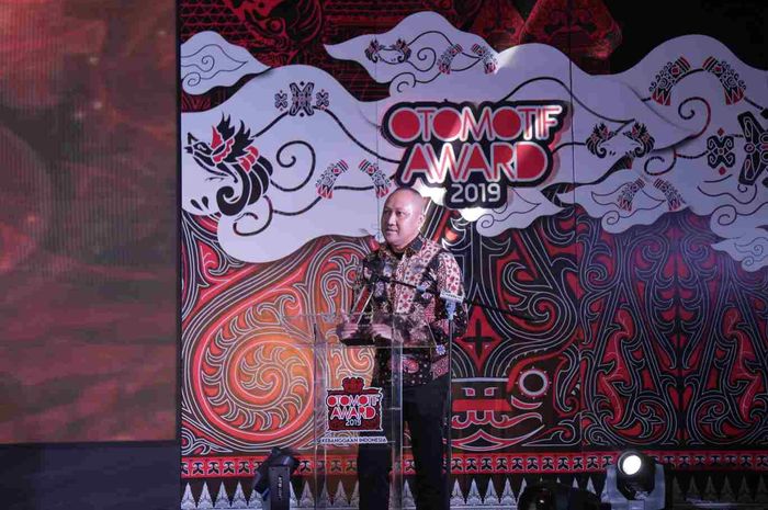 Alvin Bahar saat menerima penghargaan 'Best Organizer in Motorsport' versi OTOMOTIF Award 2019