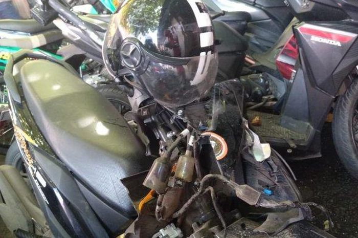 Honda BeAT hancur hajar buritan Daihatsu Gran Max