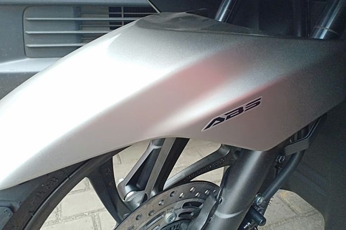 Kosmetik pada Honda PCX 150 ABS 2019 ini tidak hanya dilengkapi stiker tulisan saja lho