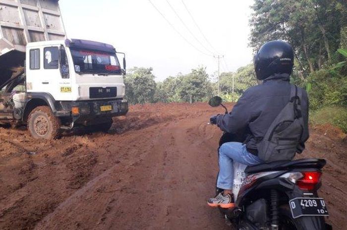 Truk proyek kereta cepat di Purwakarta bikin jalanan cepat rusak