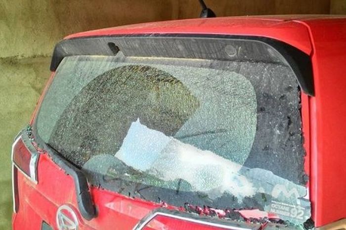 Kaca Daihatsu Sigra pecah