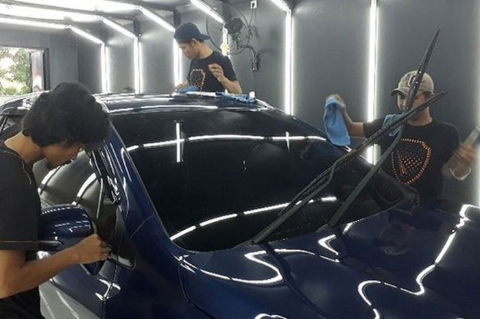 Perawatan mobil coating dilakukan oleh tenaga yang berpengalaman