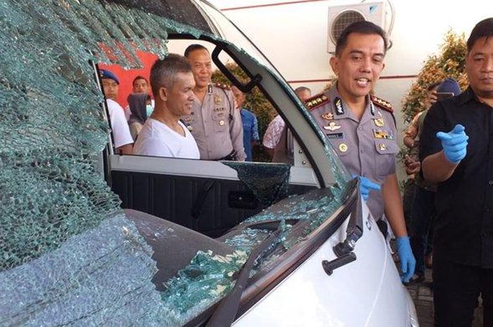 Suzuki Carry pikap pecah kaca depan akibat kasi kejar-kejaran polisi dan pelaku maling mobil