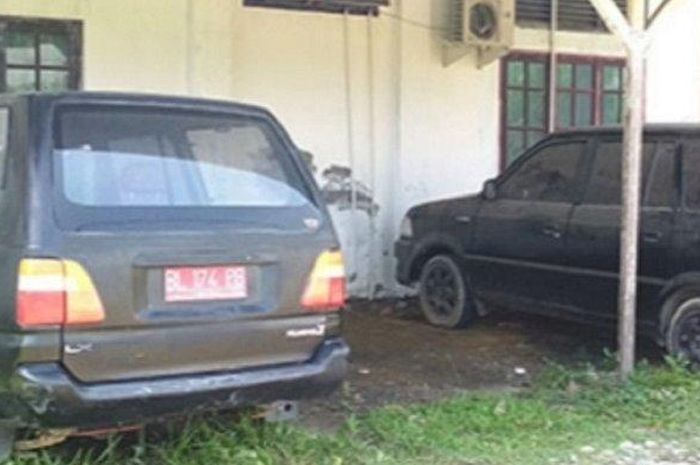 Toyota Kijang kapsul dinas mangkrak milik Majelis Permusyawaratan Ulama Pidie, Aceh