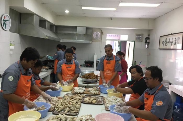 Sejumlah karyawan Hankook Tire Indonesia membuat makanan untuk dibagikan kepada warga