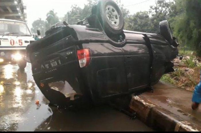 Isuzu Panther terguling disangka jatuh dari Tol Becakayu