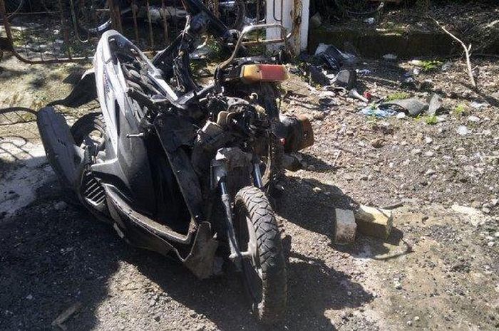 Honda Vario 125 remuk tak berbentuk sampai rangka melengkung, kena hajar truk oleng