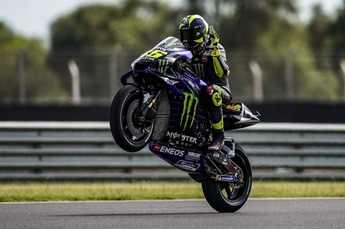 Valentino Rossi (Monster Energy Yamaha) melakukan aksi wheelie di atas lintasan Sirkuit Termas de Rio Hondo, Argentina, Jumat (29/3/2019).