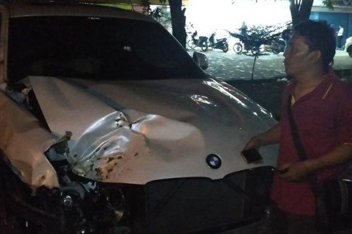 Mobil BMW seri X4 bernomor polisi H 8112 SY mengalami kecelakaan tunggal di Jalan Puri Anjasmoro Raya, Semarang Barat, Jawa Tengah