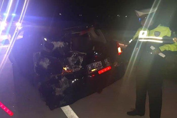 Datsun Go+ dipacu pengemudi 110 km/jam, ban kiri belakang meletus, bodi kiri hancur