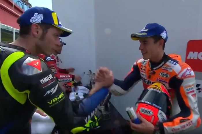 Valentino Rossi dan Marc Marquez berjabat tangan di MotoGP Argentina 2019