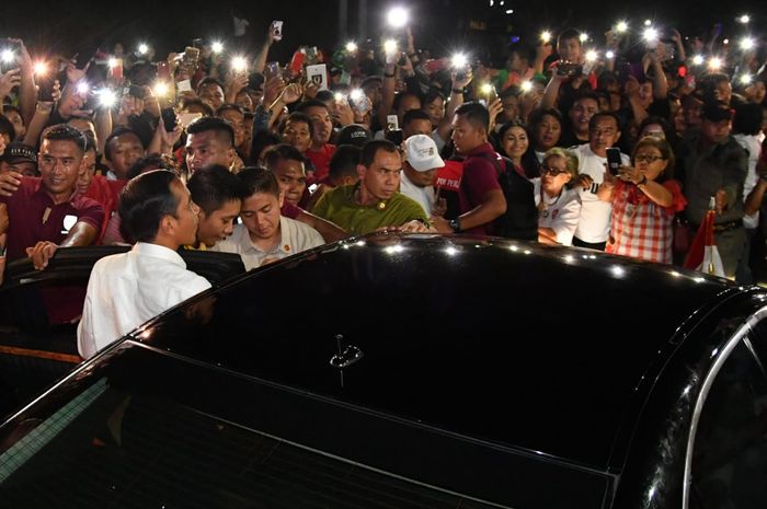 Mobil Presiden Joko Widodo di cegat masyarakat di Manado