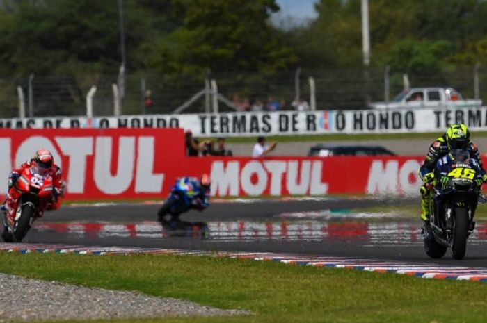 Duel lap terakhir Valentino Rossi dan Andrea Dovizioso di MotoGP Argentina.