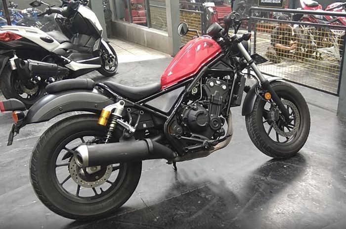 Honda Rebel 500 saat dipasangi sokbreker Ohlins
