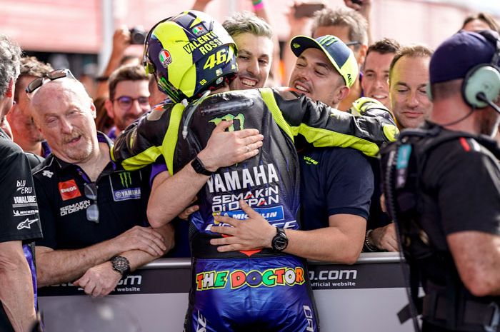 Valentino Rossi menghampiri Michele Gadda, ahli elektronik yang nimbrung membenahi masalah motor Rossi sejak tahun lalu