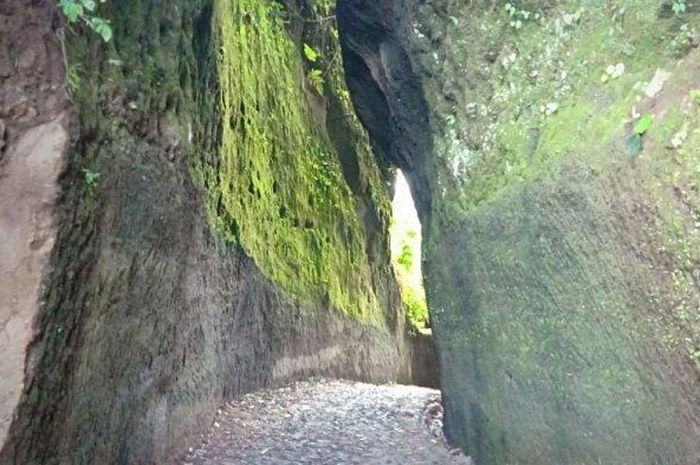 Jalan Genteng, jalanan mirip goa di Cianjur