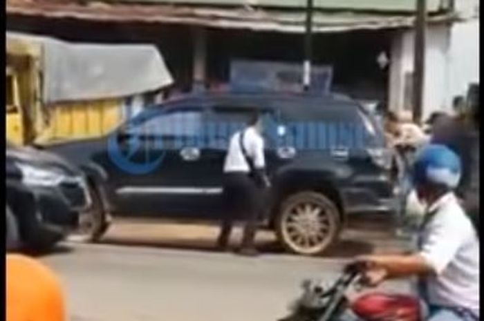 Toyota Fortuner ditembaki polisi tapi berusaha kabur