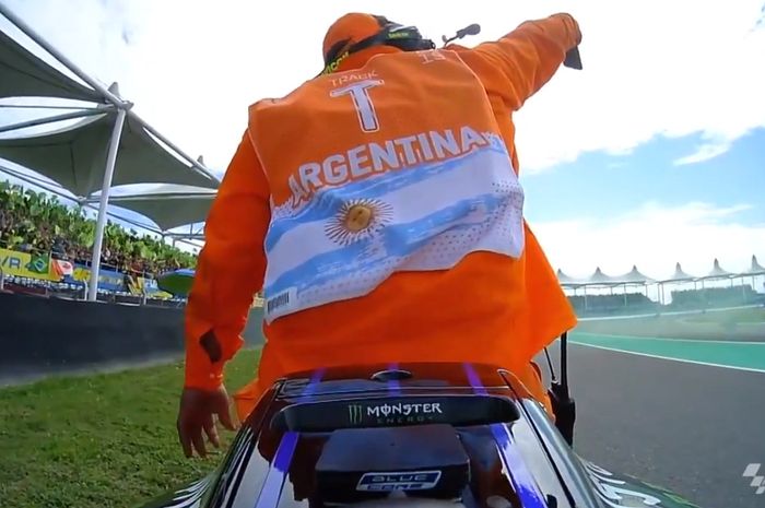 Ini dia marshal yang beruntung bisa naik motor balap milik Valentino Rossi di MotoGP Argentina