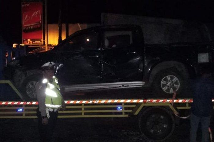 Toyota Hilux terobos kebun jagung 