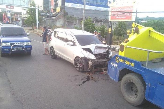 Sebuah kendaraan roda empat menghantam pembatas jalan underpas Unila, Selasa 2 April 2019. 