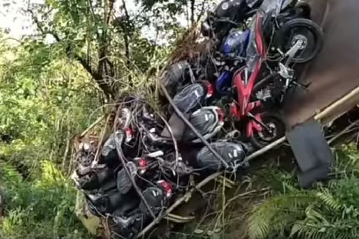 Truk pengangkut motor Yamaha terperosok di kota Subulussalam.