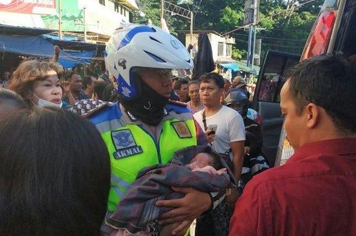 Polantas membantu ibu-ibu yang melahirkan di Pasar Bogor
