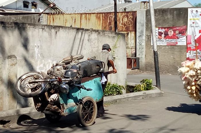 Yamaha Scorpio digotong pengepul barang bekas