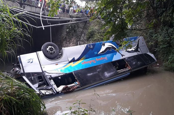 Bus Sugeng Rahayu mengalami kecelakaan tunggal di Jalan Raya Solo-Ngawi