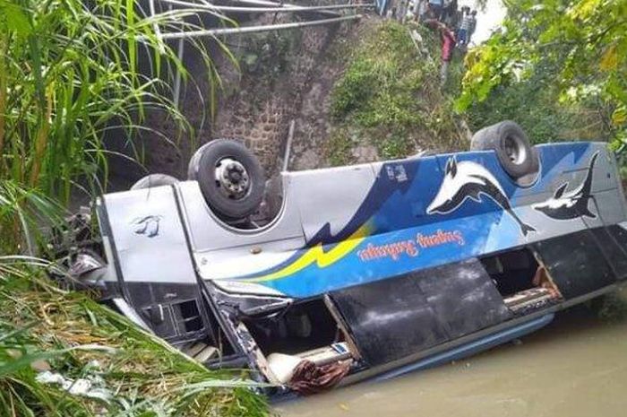 Bus Sugeng Rahayu terjun ke sungai di Ngawi