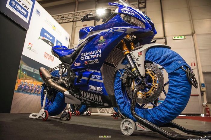 Penampakan motor balap Yamaha R3 Galang Hendra di WSSP300 musim ini ada  'Semakin Di Depan' mentereng di fairing
