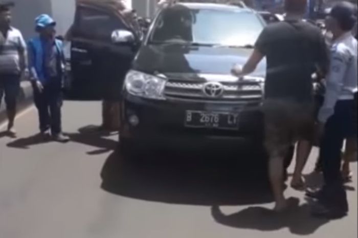 cuplikan dari video mobil Fortuner yang melarikan diri, dan hampir diamuk masa