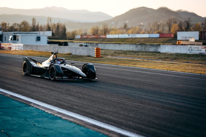 Mercedes Formula E mulai melakukan tes di sirkuit Varano, Italia