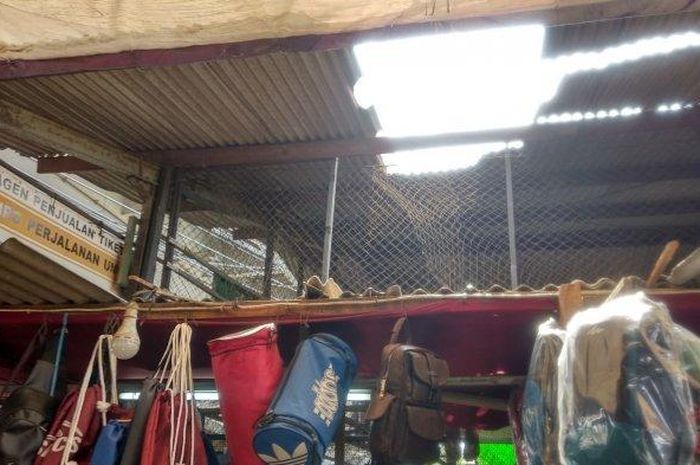 Kondisi atap asbes yang jebol setelah dihantam tubuh Wahab yang jatuh dari Flyover Ciputat
