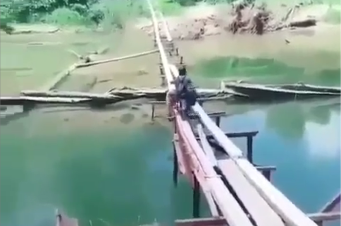 Jembatan yang tidak layak tetap dilewati pemotor ini