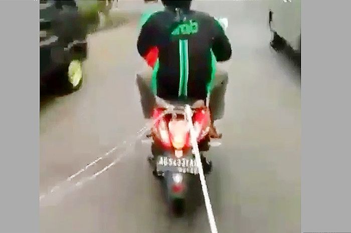 Aneh banget, penumpang ojek online enggak mau dibonceng tapi minta ditarik. Ternyata bawa sepeda!