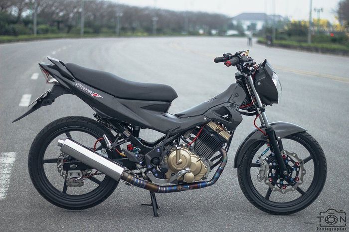 Modifikasi Suzuki Satria F berbaju full karbon fiber