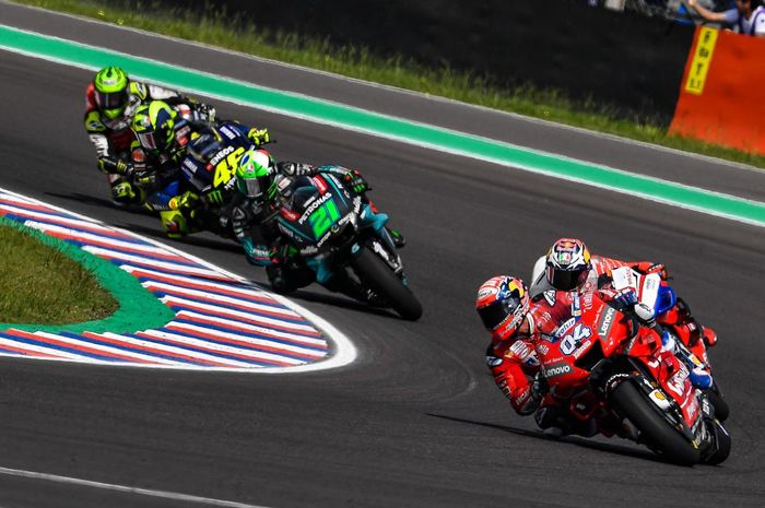 Para pembalap sedang menjalani sesi balapan MotoGP Argentina 2019.
