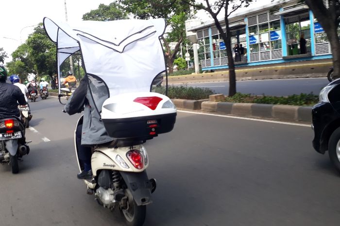 Penggunaan payung atau kanopi pada sepeda motor 